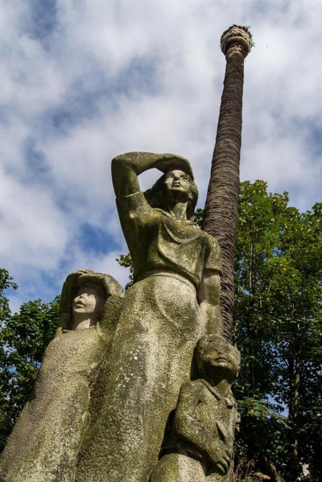 Este Despedida, realizado en granito en 1966 y situado muy próximo a la Alameda, representa a una madre con sus tres hijos contemplando la marcha del marido a la emigración.