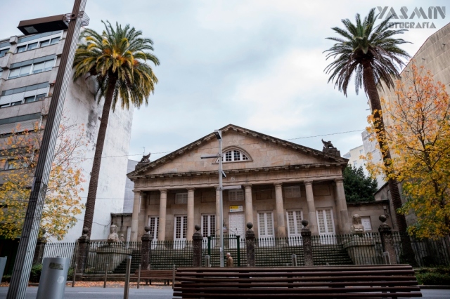 Sede actualmente del Archivo Histórico Provincial de Pontevedra, el edificio ofrece un llamativo diseño neoclásico, que imita al de un templo romano.